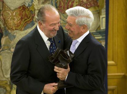 El rey Juan Carlos entrega a Mario Vargas Llosa en 2010 el Premio Internacional Don Quijote