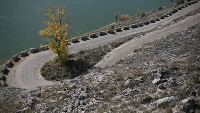 Embalse de Linares del Arroyo. Montserrat Iglesias, autora del libro "La marca del agua" recorre los lugares donde se desarrolla la novela.