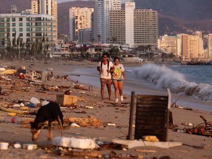 Una pareja camina sobre una playa de Acapulco tras el paso de 'Otis', el pasado 30 de octubre.