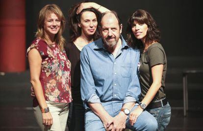 Emma Suárez, Ariadna Gil, José María Pou y Maribel Verdú, ayer en Madrid.