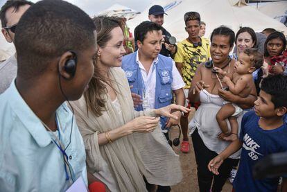 Angelina Jolie en su visita como Enviada Especial del Alto Comisionado de Naciones Unidas para los Refugiados, en Maicao, Colombia, el pasado junio.