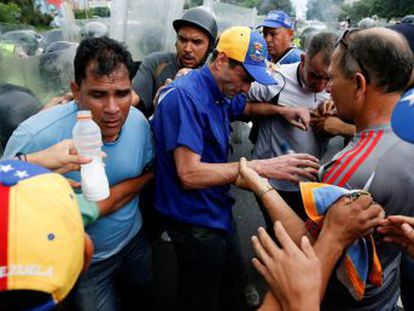El excandidato presidencial Henrique Capriles, agredido con gases lacrimógenos por la policía