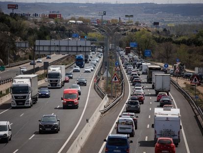 Atasco en la autovía A-3 a la altura de Rivas, este viernes en Madrid.