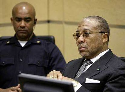 El ex presidente de Liberia Charles Taylor (derecha), en el juicio.