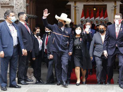 El expresidente de Perú Pedro Castillo, acompañado de su esposa, Lilia Paredes, el día de su toma de posesión en 2021.