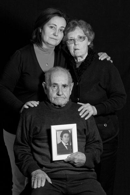 Los padres y la hermana de Juan García Jiménez muestran la foto de su familiar asesinado. Foto: Gorka Legarcegi