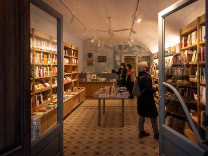 Clientes en el interior de la librería generalista Rals Llibres, en Calonge.