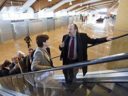 Cruz y Linde en la nueva terminal de pasajeros.