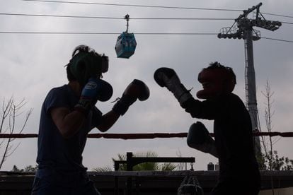 Dos jóvenes practican boxeo en una de las nuevas instalaciones deportivas por donde pasa el nuevo cablebús.