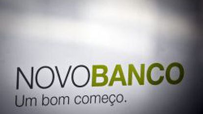 Nuevo logo del Banco Esp&iacute;rito Santo tras la transformaci&oacute;n en Novo Banco, en una oficina de Lisboa. 