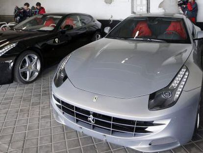 Los dos autom&oacute;viles Ferrari que fueron obsequiados al Rey Juan Carlos por Emiratos &Aacute;rabes Unidos hace cuatro a&ntilde;os. 