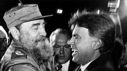 Felipe González es recibido por Fidel Castro en su viaje oficial a Cuba, en La Habana el 14 de noviembre de 1986.