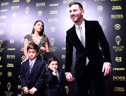Messi, junto a su mujer y sus hijos, en la gala de París.