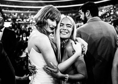 Karol G with Taylor Swift, on February 4 at the Grammy Awards ceremony.