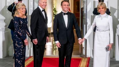 De izquierda a derecha, la primera dama Jill Biden, el presidente de Estados Unidos Joe Biden, el presidente francés Emmanuel Macron, la primera dama Brigitte Macron, en la cena de estado organizada en la Casa Blanca, el 1 de diciembre de 2022.
