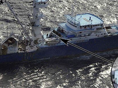 Imagen facilitada por el ministerio de Defensa del barco español 'Alakrana, secuestrado en Somalia. En el círculo de la derecha se ve a uno de los secuestradores con más detalles