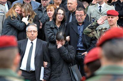 Los padres (en primera fila, en el centro de la imagen) y la compañera de Abel Chennouf (segunda por la izquierda), lloran durante el funeral celebrado en Montauban.