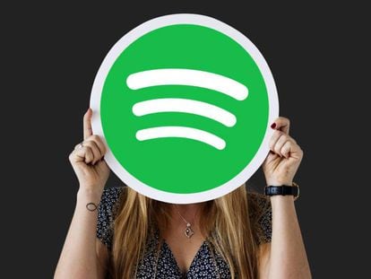 Logo de Spotify en la cara de una chica