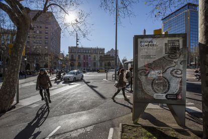 Uno de los soportes que Ada Colau quiere sacar de la calle, en la avenida Diagonal de Barcelona.