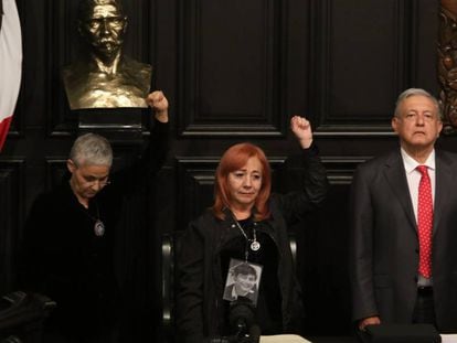 Claudia y Rosario Piedra Ibarra junto a López Obrador este miércoles, en el Senado mexicano.