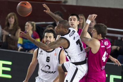 Aaron Jackson persigue un balón durante el encuentro.