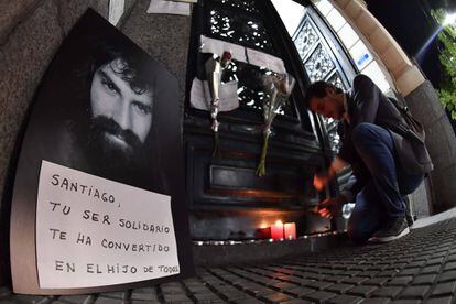 Un retrato de Santiago Maldonado y velas en la puerta de la morgue de Buenos Aires.