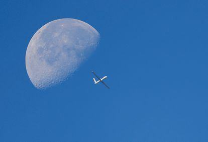 Un dron pasa junto a la luna en el sur de Israel, este domingo. 