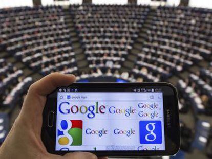El logo de Google, visto en un teléfono móvil en la sede del Parlamento Europeo.