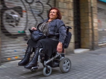 Carme Riu, presidenta de Dones no Est&agrave;ndars, se desplaza por el centro de Barcelona.