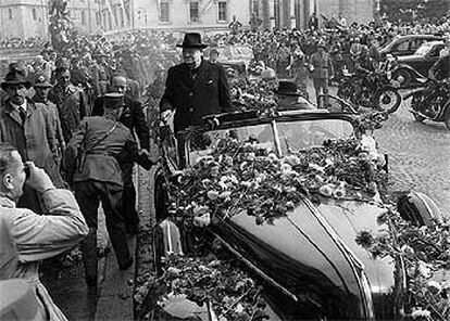 Winston Churchill pasea en coche descubierto por las calles de Zúrich en septiembre de 1946.