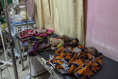 Para reducir las elevadas tasas de mortalidad materna e infantil, en 2016, el Gobierno de Burkina Faso introdujo la atención sanitaria gratuita para mujeres y menores de cinco años. Aunque la cobertura a través de intervenciones esenciales de salud materna, neonatal e infantil ha mejorado, las barreras financieras para acceder a la atención siguen impidiendo que muchas familias accedan a los servicios de salud que necesitan y cuando los necesitan. El entorno económico sigue siendo difícil a pesar de los esfuerzos del Gobierno y sus socios: el 40% de la población vive por debajo del umbral de pobreza (menos de dos dólares por día). En la imagen, varios bebés en la unidad de neonatos del Hospital de Dori.