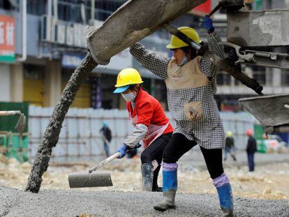 Trabajadores de la construcción en Renhuai, en China.