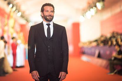 Bradley Cooper posa en la alfombra roja del festival de cine de Shangái en 2016.