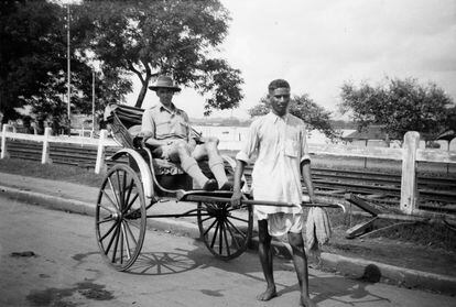 Un policía europeo subido en un 'rickshaw' tirado por un indio en Calcuta hacia 1919.