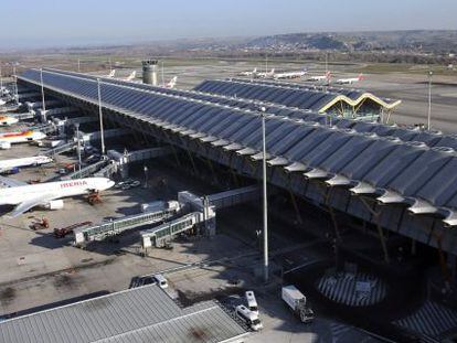 Varios aviones en las pistas de la T4 del Aeropuerto Adolfo Su&aacute;rez Madrid-Barajas. 