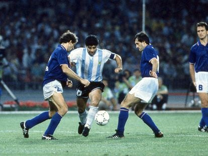 Diego Armando Maradona controla el balón ante tres jugadores italianos en las semifinales del Mundial de Italia 1990.