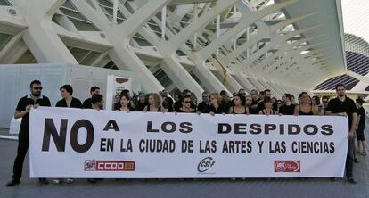 Concentración de los trabajadores en protesta por el expediente de empleo que pretende aplicar CACSA.