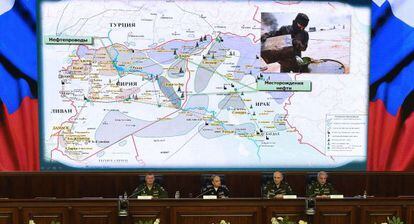 Altos mandos militares rusos muestran un mapa de las rutas del tráfico de petróleo controlado por el ISIS en Siria e Irak.