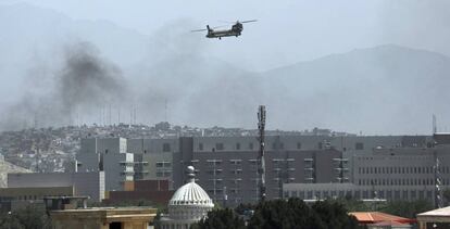 Un helicóptero de transporte militar Chinook vuela sobre Kabul hoy 15 de agosto.