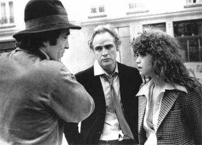 Brando (centro) charla con el director Bernardo Bertolucci (izqda.) y la actriz Maria Schneider, durante el rodaje de <i>El último tango en París</i>.