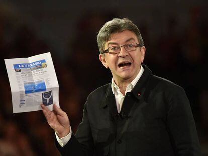 M&eacute;lenchon muestra en un mitin la portada de Le Figaro que lo acusa de chavista