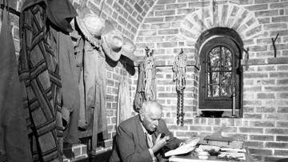 Carl Gustav Jung lee en la Torre de Bollingen (Suiza).