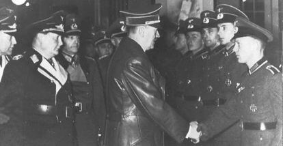 Una imagen de Hitler felicitando a unos soldados, tomada en 1940.