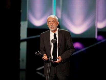 Fernando Trueba recoge el premio a la mejor dirección por 'El olvido que seremos', durante la ceremonia de entrega de los Premios Platino.