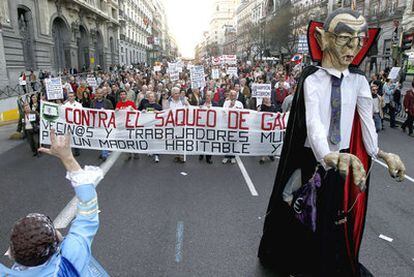 Manifestación de trabajadores y vecinos contra la política del alcalde Alberto Ruiz-Gallardón, a su paso por la calle de Alcalá.