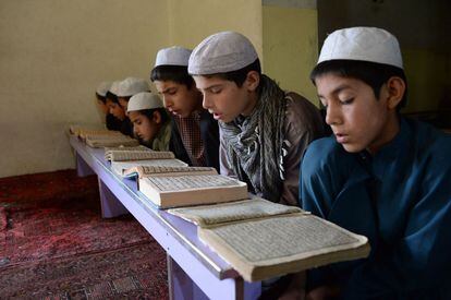 Un grupo de niños afganos leen el Corán en una mezquita de Kabul, el 17 de mayo de 2018.