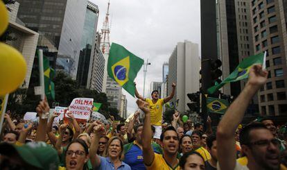 Los manifestantes, durante la protesta contra las políticas del Gobierno de Dilma Rousseff en Sao Paulo.