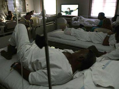 Un grupo de pacientes ve la televisión en un hospital de Bombay (India).