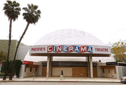 El Cinerama Dome de Los Ángeles, caracterizado por su cúpula geodésica de 21 metros de altura, ha sido uno de los cines más particulares e icónicos de Hollywood. Ahora, seis décadas después de su inauguración, cierra sus puertas víctima de una crisis agravada por la pandemia.