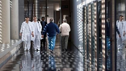 Trabajadores y usuarios en los pasillos de acceso a las consultas externas del Hospital de Dénia en 2009.